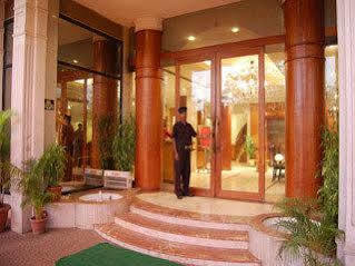 Celebrations Hotel Navi Mumbai Bagian luar foto